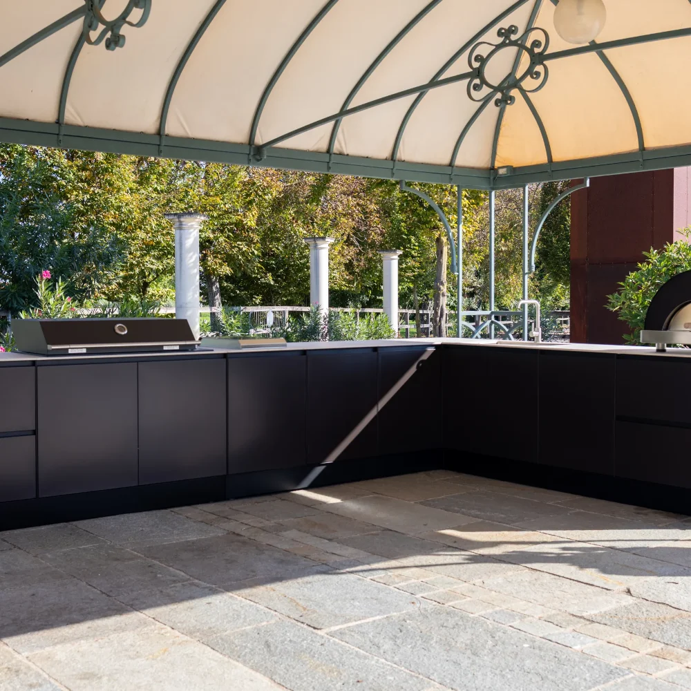 Oveneat hoekkeuken onder een pergola