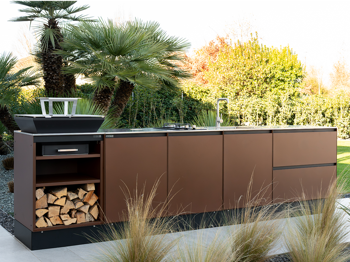 Oveneat buitenkeuken in een tuin met palmen