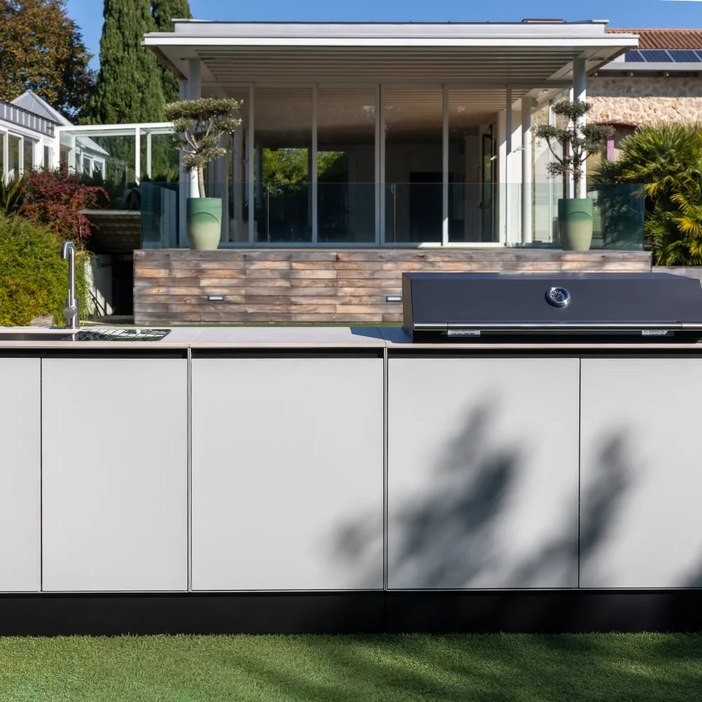 Oveneat buitenkeuken in Light Grey bij het zwembad