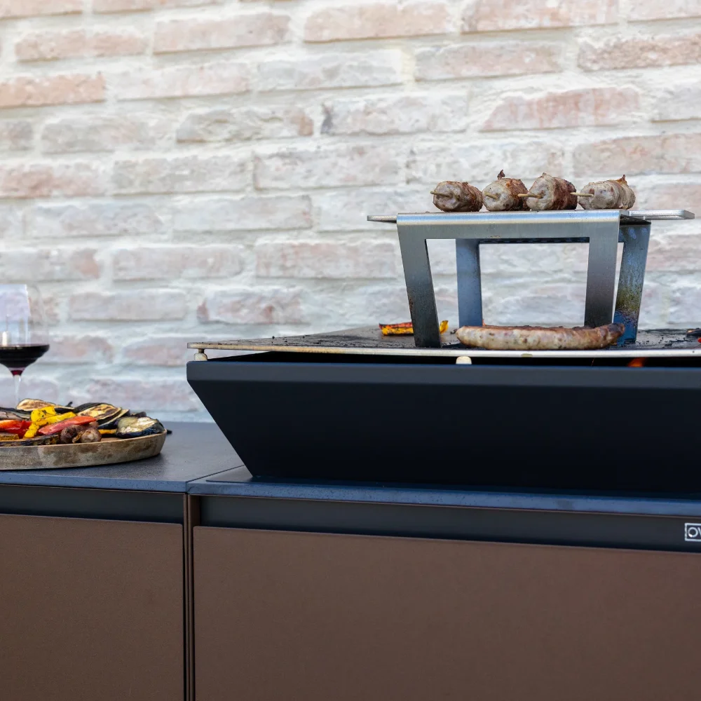 Oveneat buitenkeuken met plancha en wijn