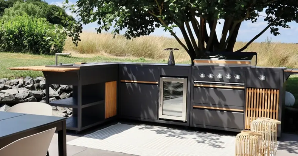 Moderia Rivo hoekopstelling onder een boom