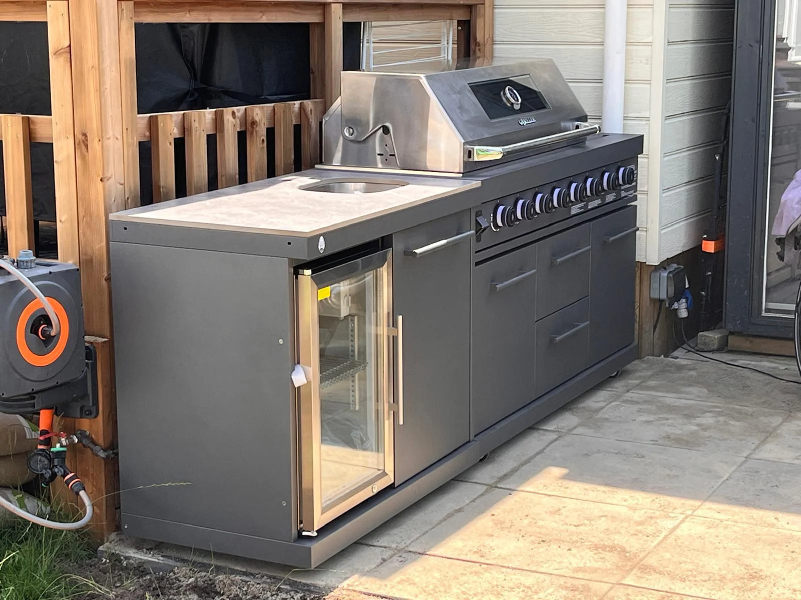 Empire met barbecue en koelkast
