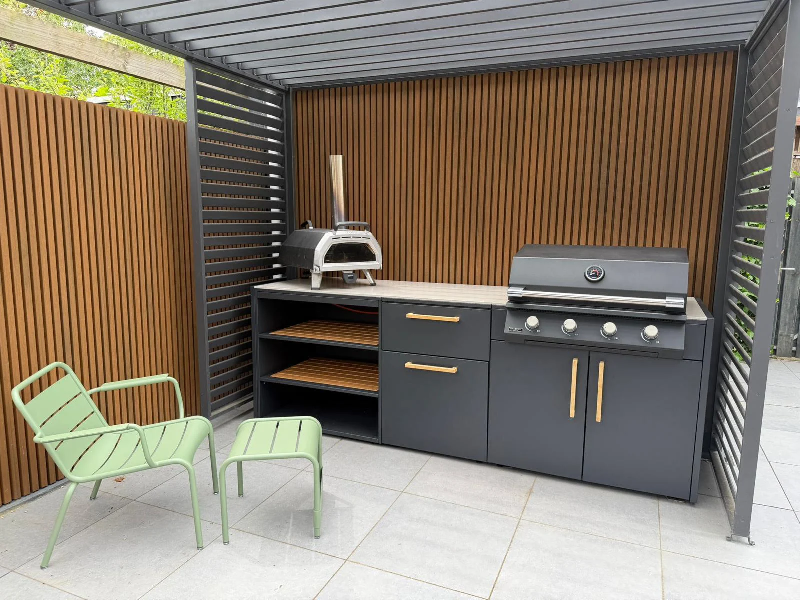 Bamboe grepen onder een pergola
