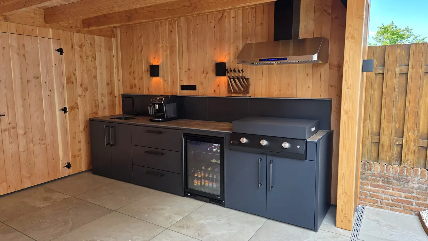 Onder een houten overkapping