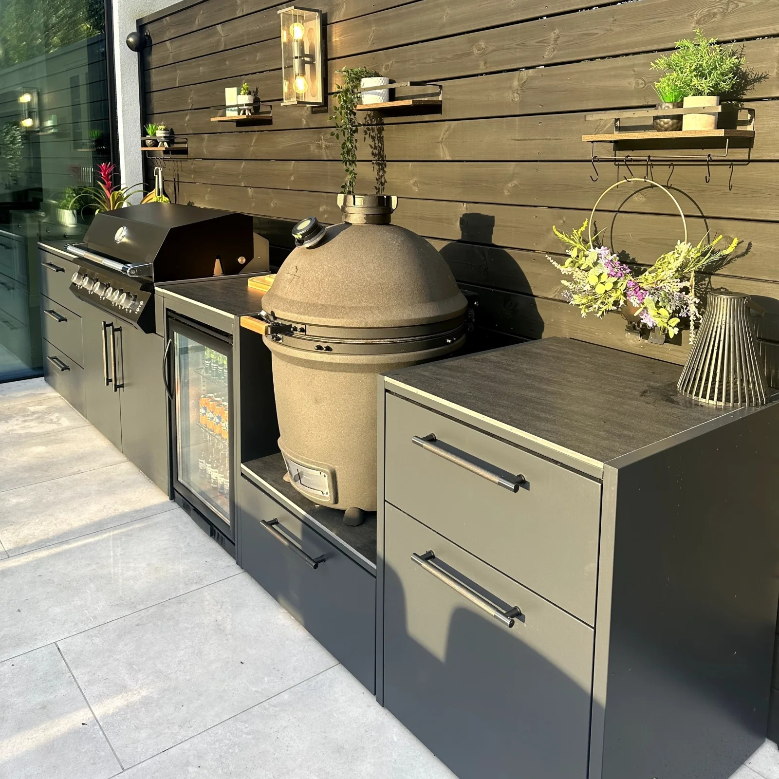 Brabura MODULA buitenkeuken met gasbarbecue, koelkast en kamado
