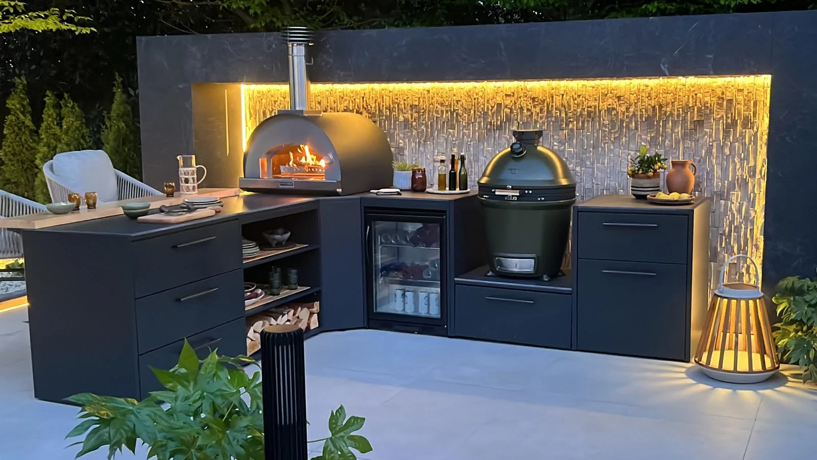 Brabura MODULA hoekkeuken met pizzaoven en kamado in de avond