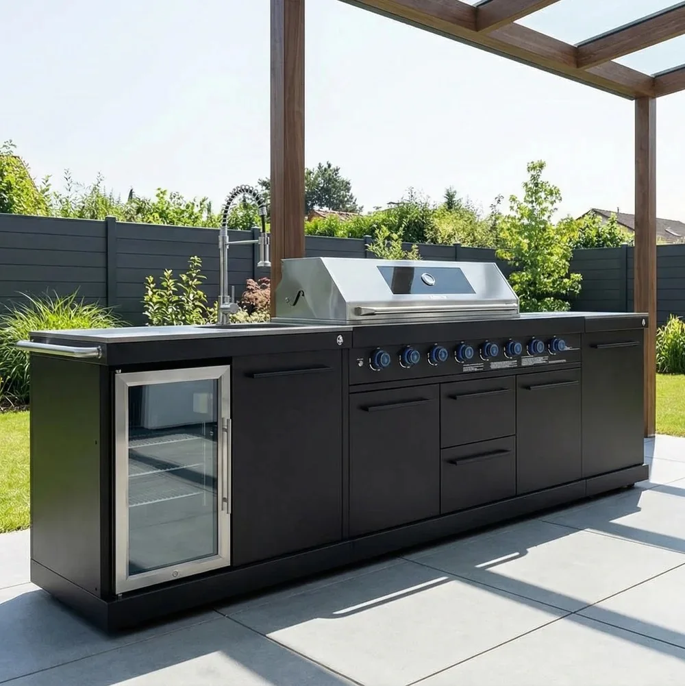 Goriller buitenkeuken in zwart onder een pergola